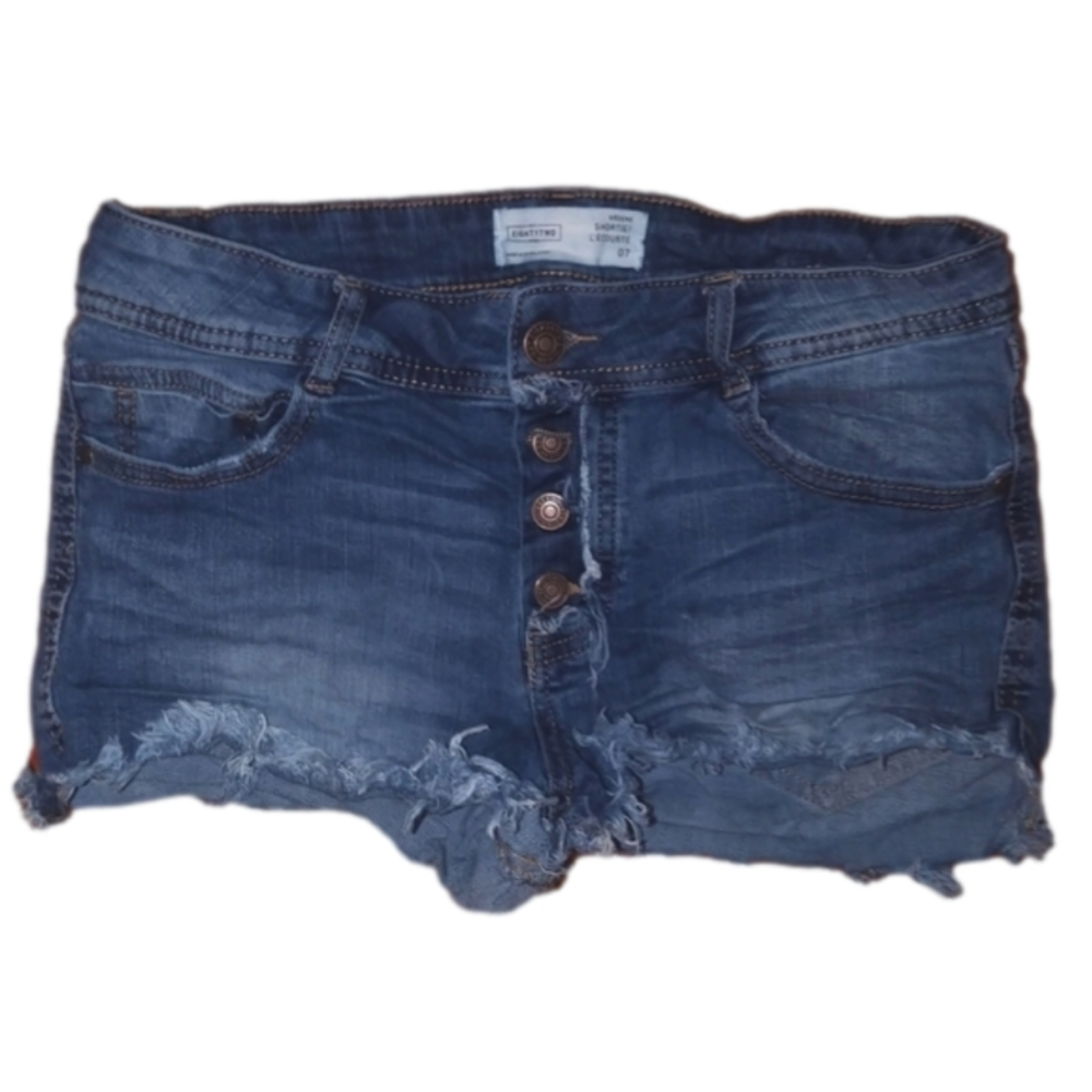 3/$15 Eightytwo size 7 stretch distressed denim shorts